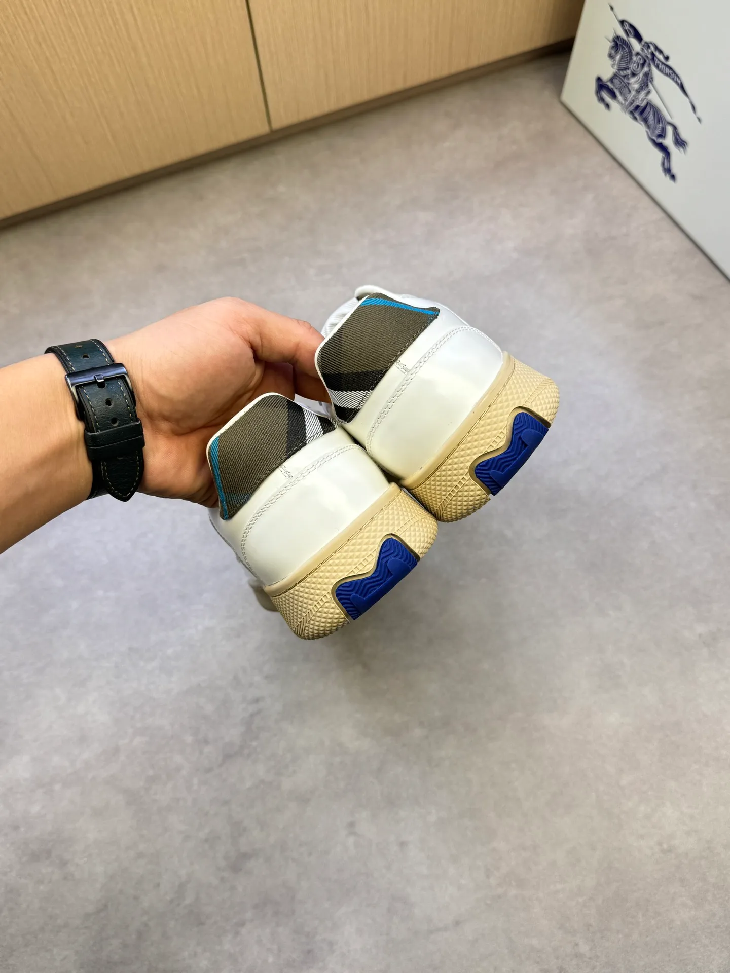 P400 [BURBERRY] Burberry casual sports sneakers - Upper: imported 🔝 open edge beaded calfskin, brand totem cloth, tongue brand cloth label - Inner: water-dyed cowhide - Outsole: ultra-light TPR rubber; two-color molded outsole - Super high quality control·Fine workmanship: highlighted (high-end, extravagance, grade) -Size: 38-44 (Male 45, can be customized)·BBR0372
